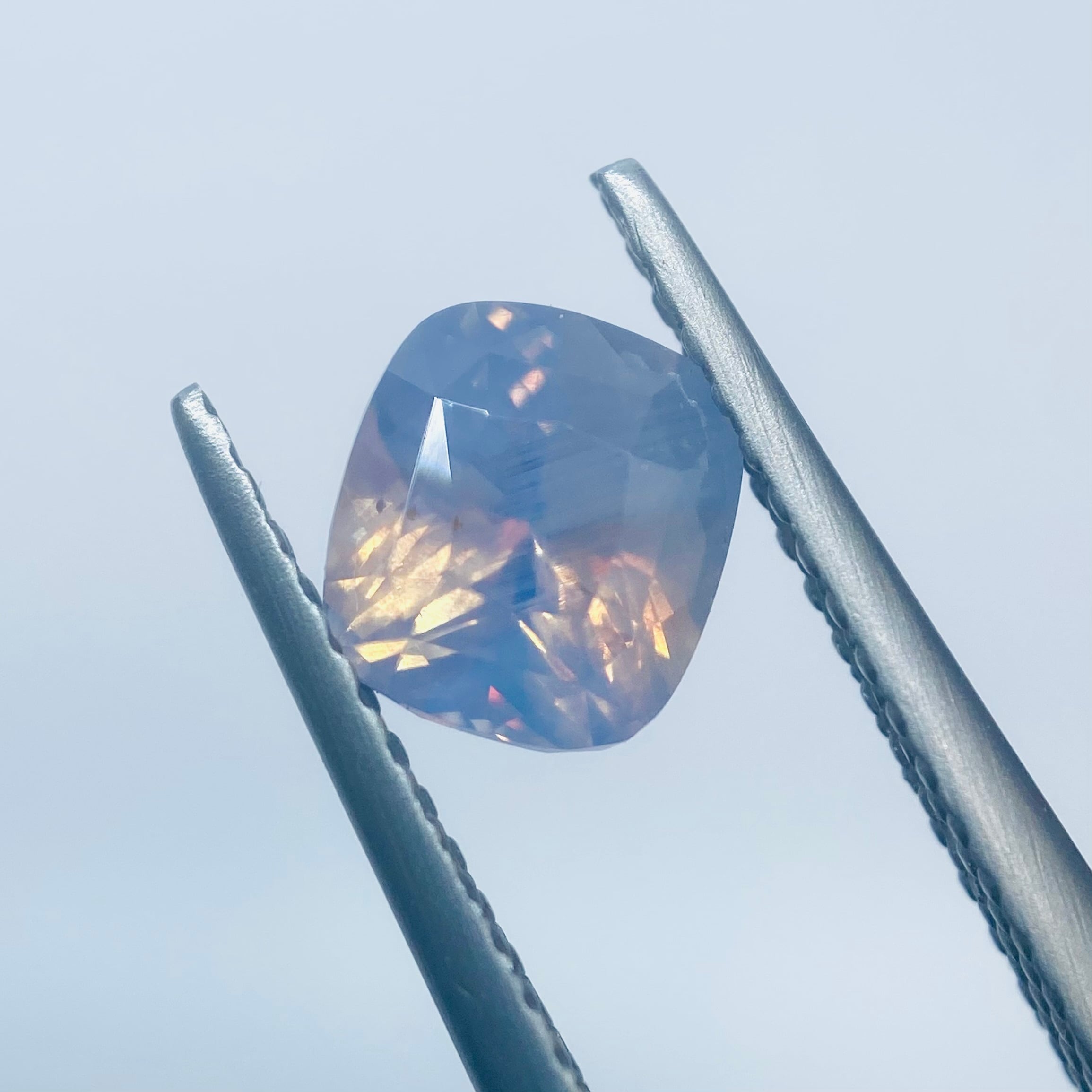 オーロラカラーのサファイア