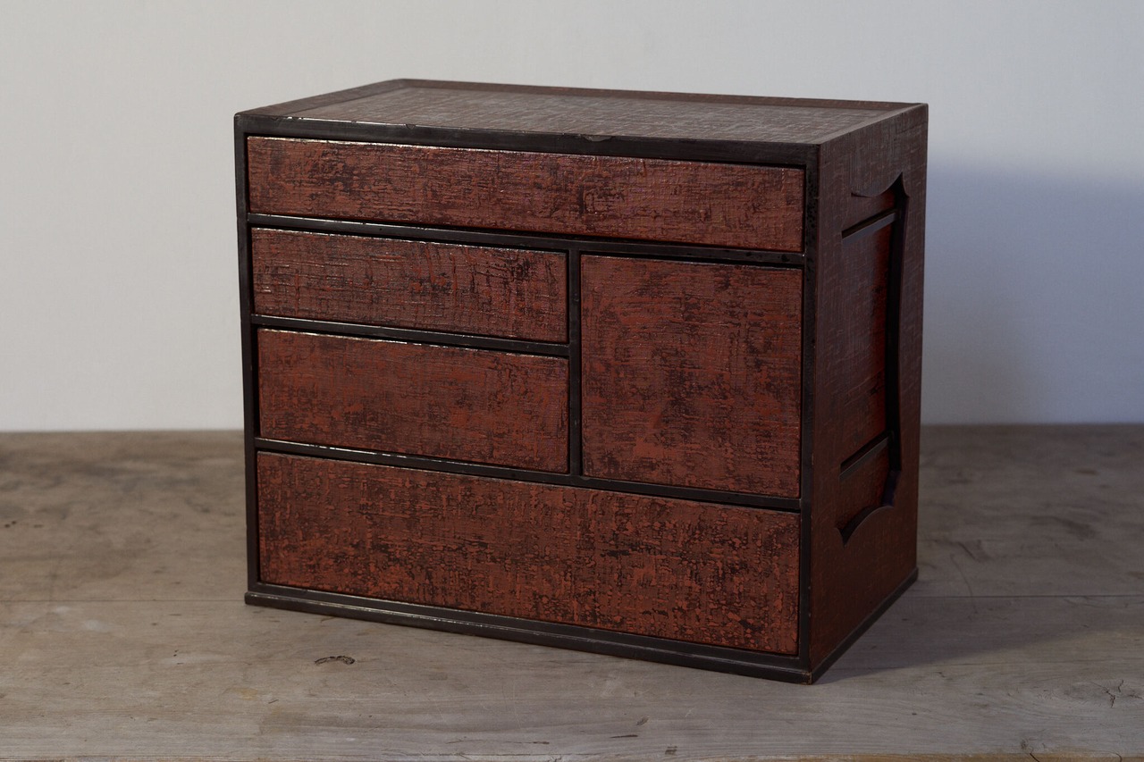 和紙と漆の重なり、静かに佇む五杯の抽斗箱