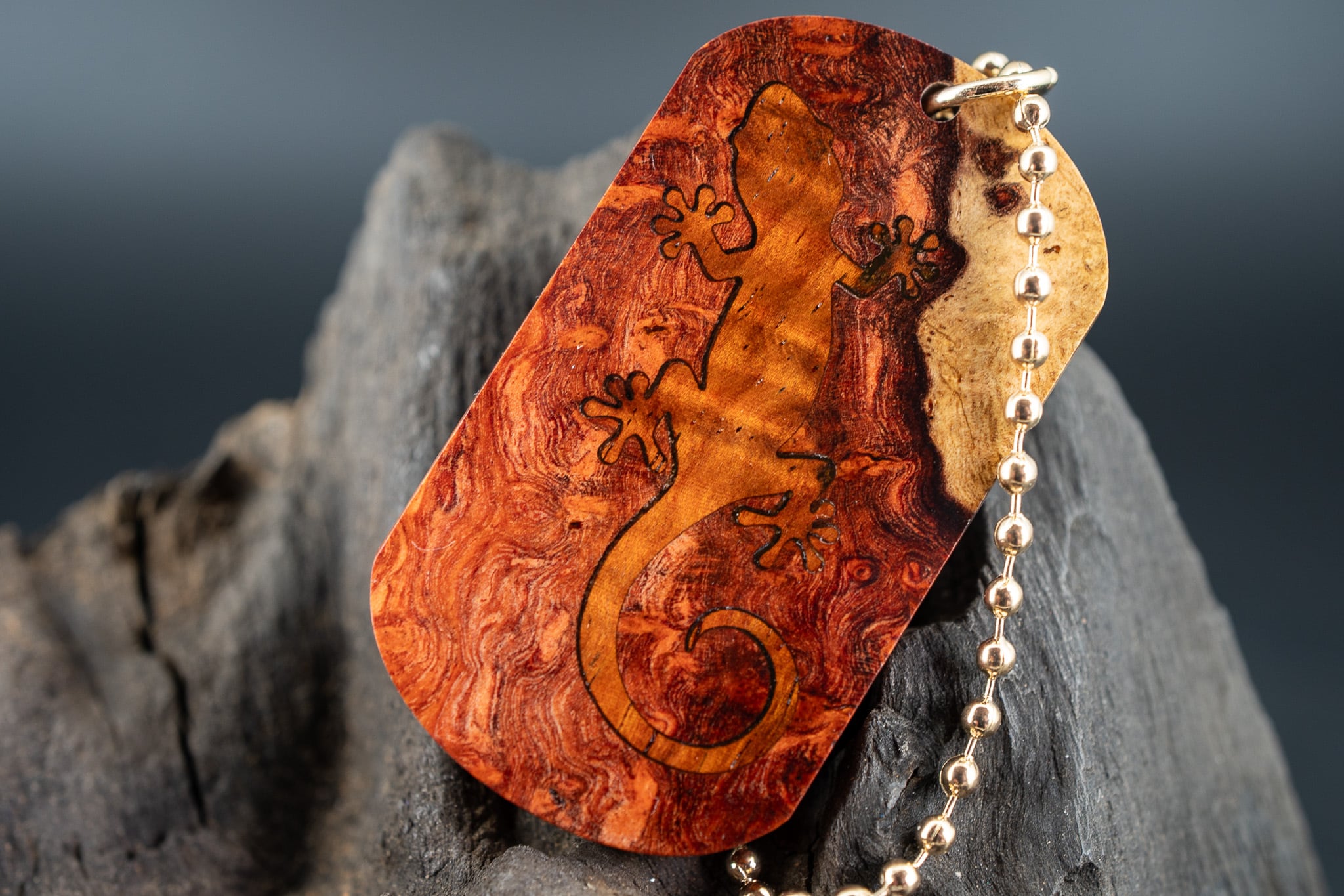 朱色の銘木】 本花梨瘤 紅白 ドッグタグ 木象嵌 木登りトカゲ | 木軸