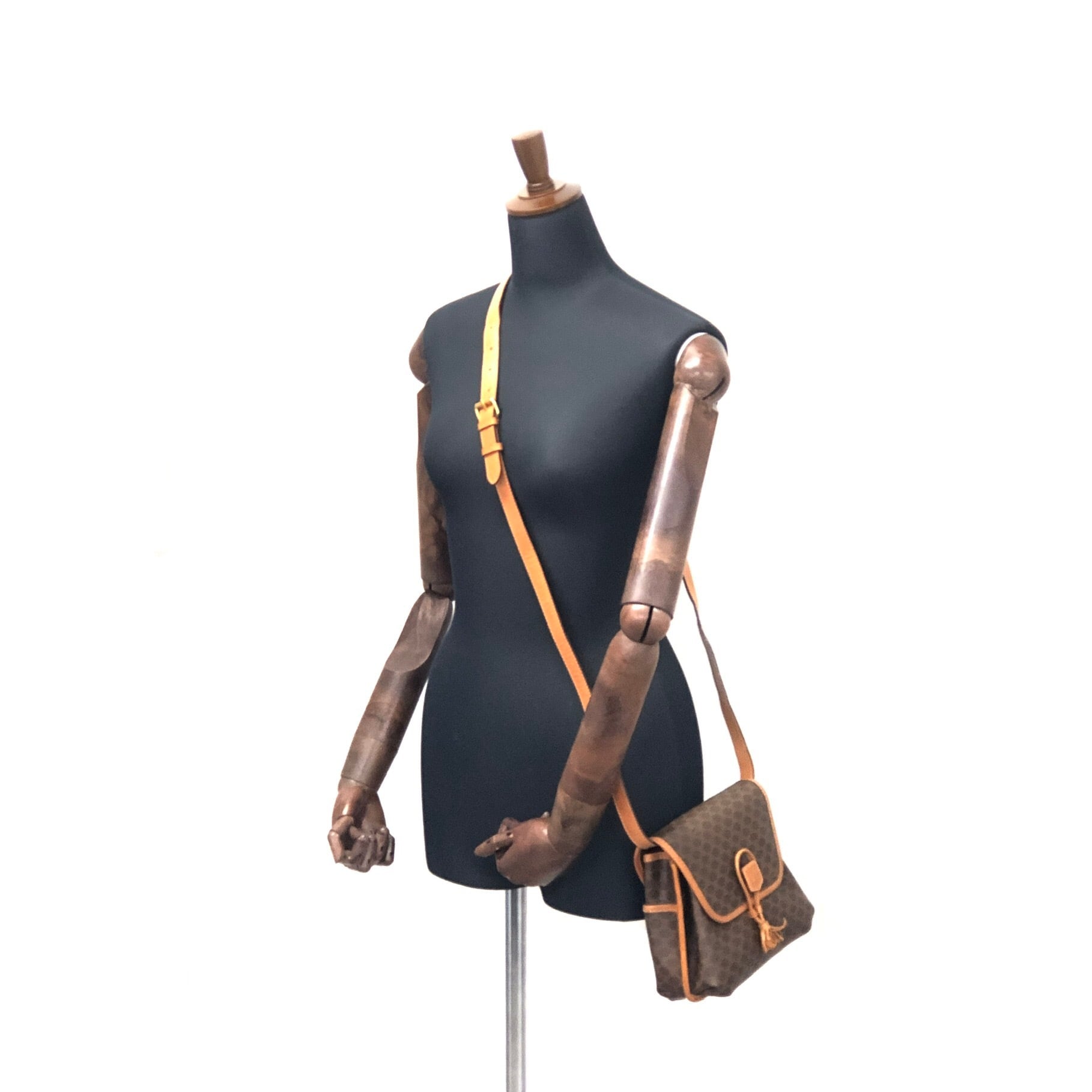 CELINE セリーヌ マカダム ブラゾン型押し タッセル ロック CELINE セリーヌ マカダム ブラゾン型押し タッセル ロック