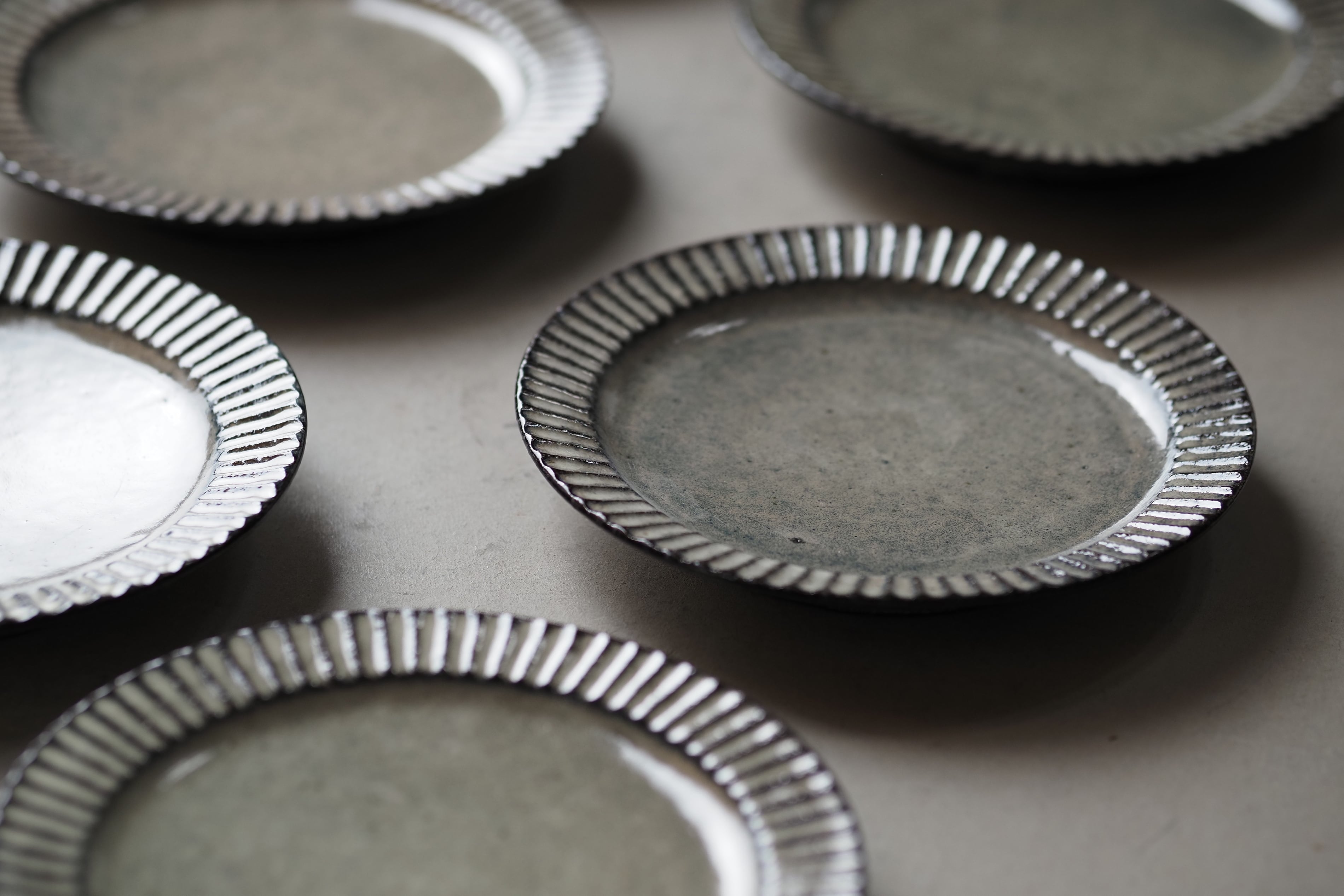 余宮　隆さん　ひょうたん皿　2枚セット 余宮隆 44.gray鎬リム皿（SS） | 陶屋なづな