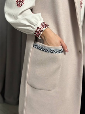 ウクライナ産カシミヤ手刺繍スリーブレスコート（帯付き）　レディース