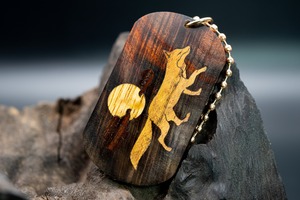 【21世紀最高峰の材】サイアミーズローズウッド マイクロカーリー ドッグタグ 象嵌 十五夜きつね