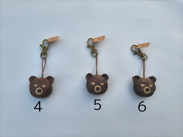 手彫りクマのキーホルダー　