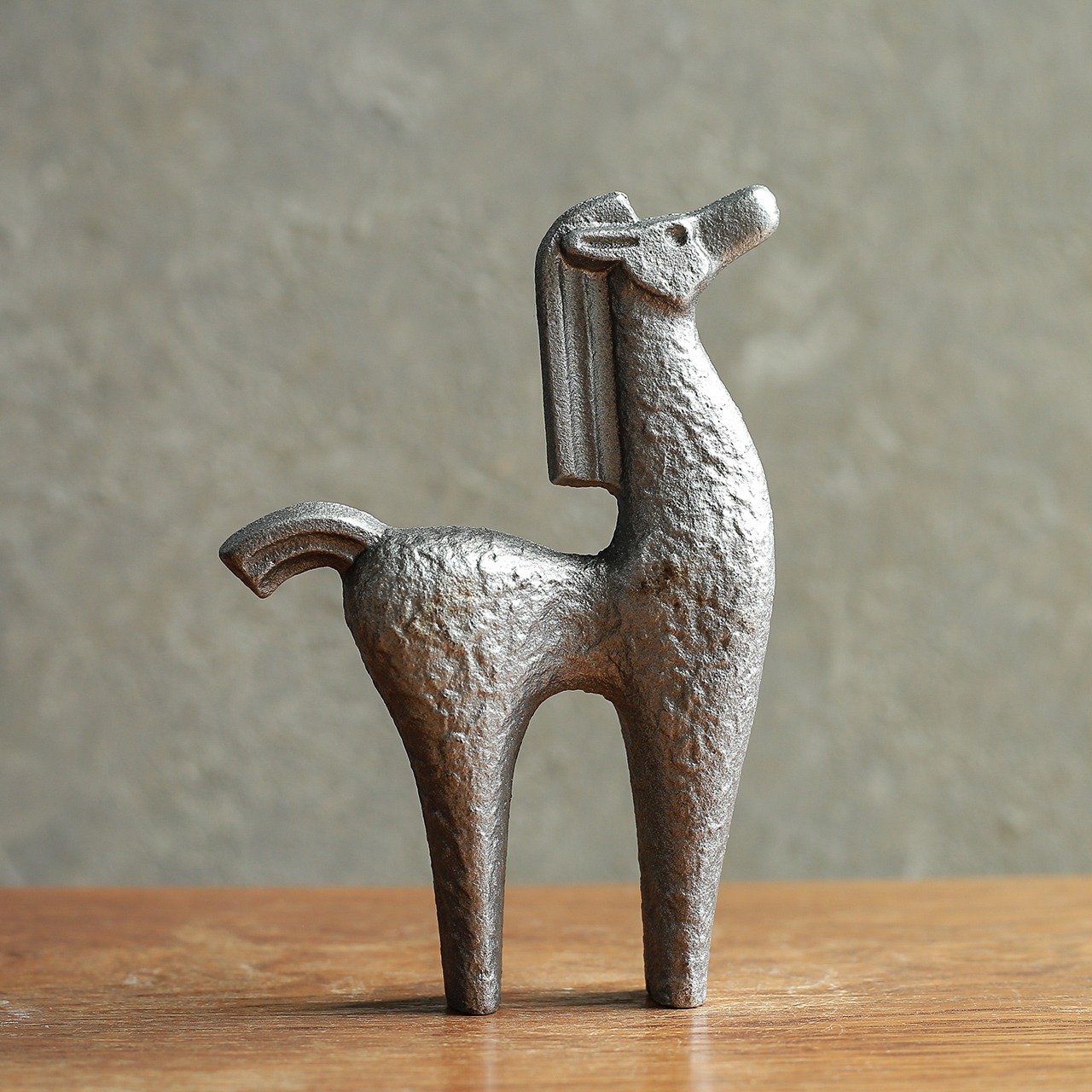 未来を見つめる、シルバーに輝く馬