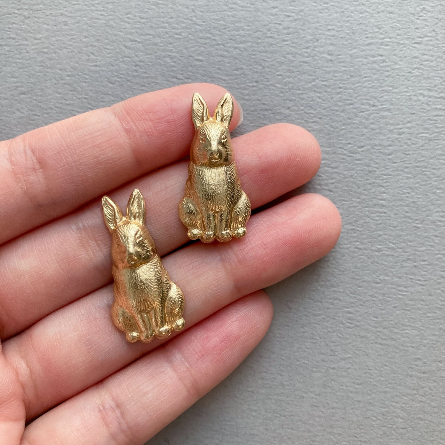 USA真鍮 おすわりウサギパーツチャーム | Dua-アクセサリーパーツショップ