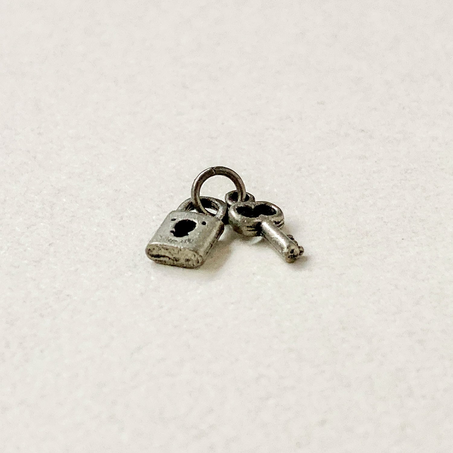 再入荷〉小さな南京錠と鍵モチーフチャーム（12mm） | Dua