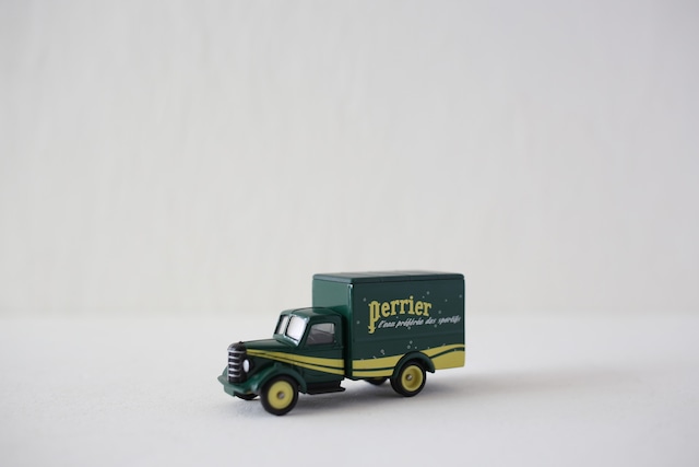 フランス ヴィンテージ perrier ペリエ ミニカー Corgi BEDFORD 30 CWT VAN N-03449