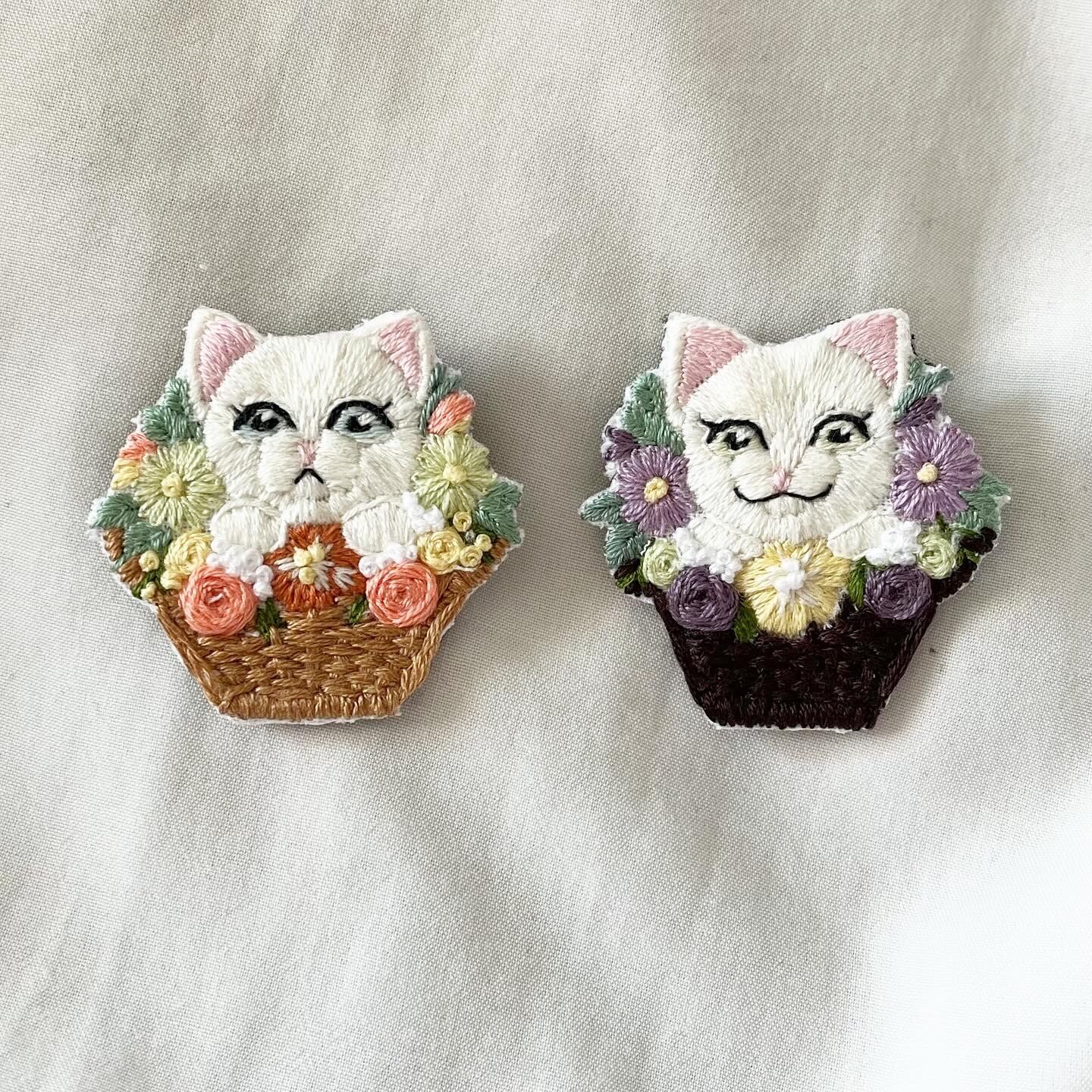 花籠に入った猫ちゃん手刺繍ブローチ【PL】 | KARENTO.K