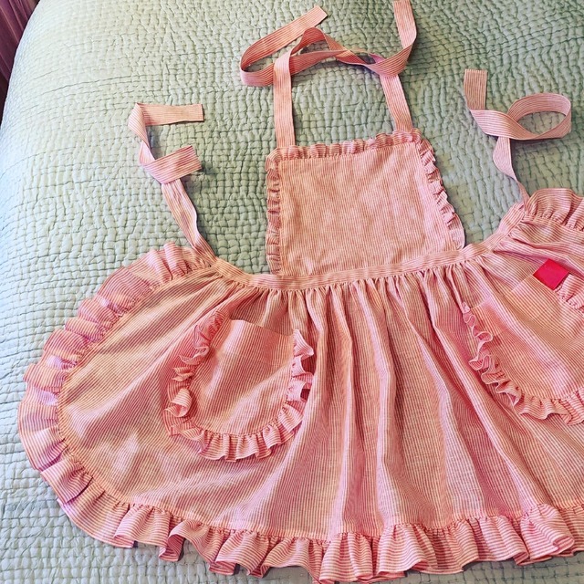 ピンクストライプ柄フリル付エプロン (210802)