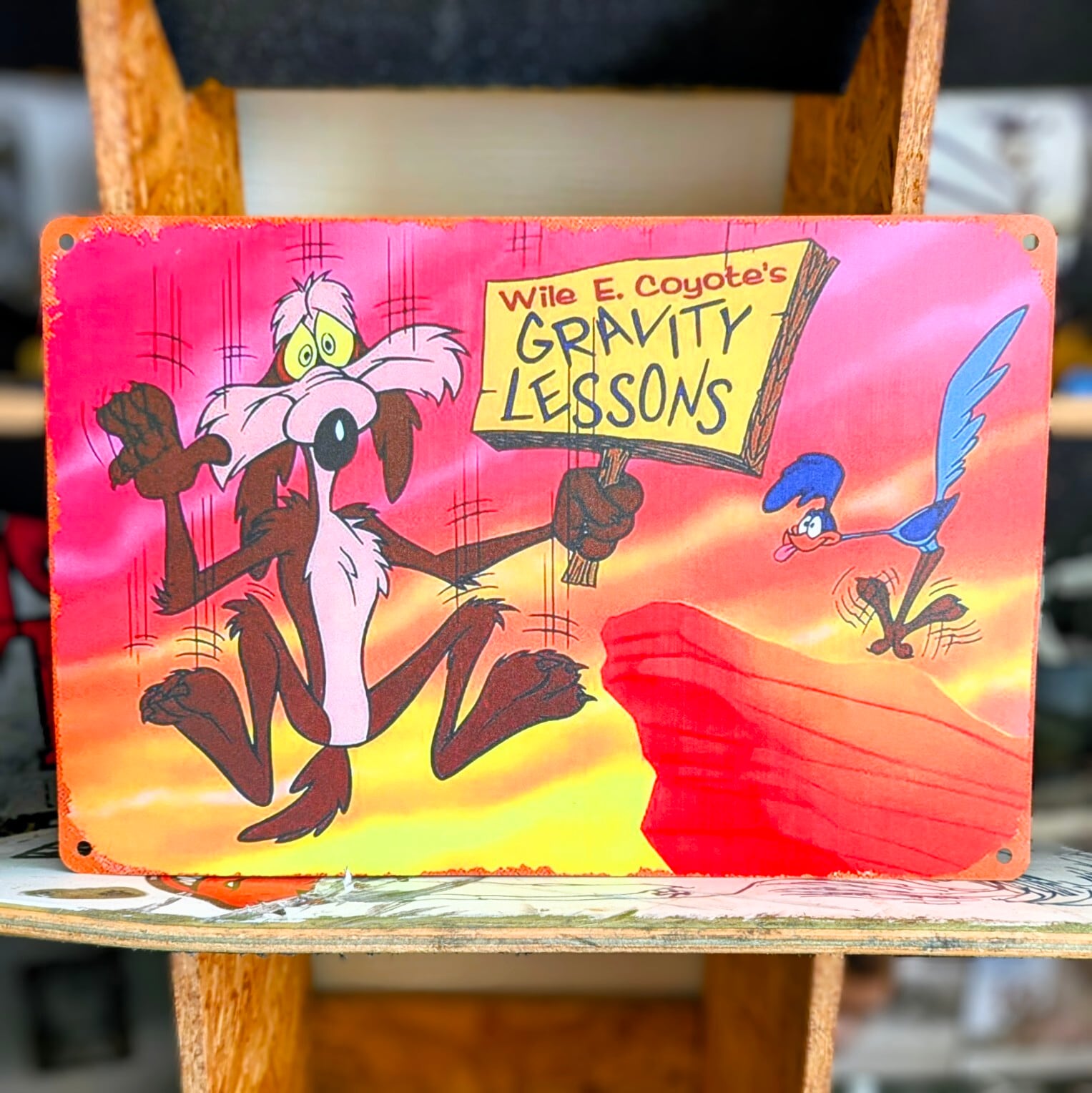 送料無料！ちょうどいいブリキ看板【 Looney Tunes （ ルーニー・テューンズ ）】ワイリー・コヨーテ / ロード・ランナー /  METAL SIGN / メタルサイン / ブリキ看板 / サインボード / ビンテージ加工 〚アメリカン雑貨 アメトイ〛