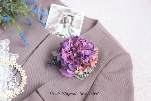 パープルのダリアとコスモスのコサージュ フォーマル 謝恩会 入学式 卒業式 入園式 卒園式 結婚式 発表会 紫 パープル コサージュ ダリア