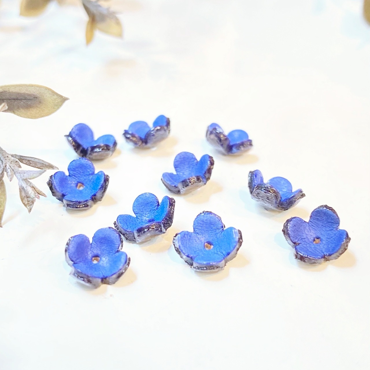 【アウトレット3D立体レザーフラワー】クローバーSS  (ピン無しタイプ)ペールラベンダー9個入 - 1