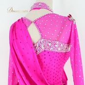 社交ダンス 衣装 ラテン ワンピース ドレス ピンク系 VeRTigo 濃いピンク デモ 競技 ダンス パーティ 豪華 伸縮 ストレッチ ビジュー 豪華 華やか ダンス衣装 フォーマル 競技用 ステージ衣装 エレガント オシャレ パフォーマンス用