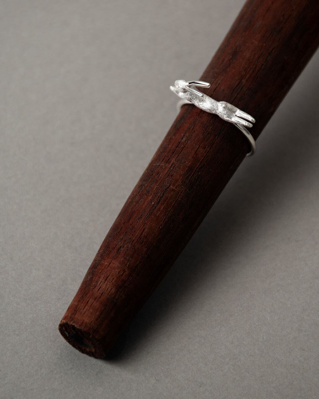 K18YGP〕疾走する野うさぎ リング | HENUN