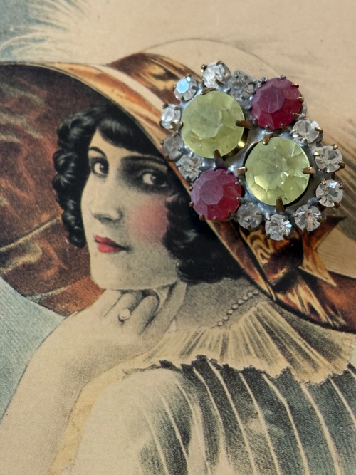 30mm×23mm チェコ アンティークボタン ガラス メタル イエロー×レッド アクセサリーパーツ デコレーション材