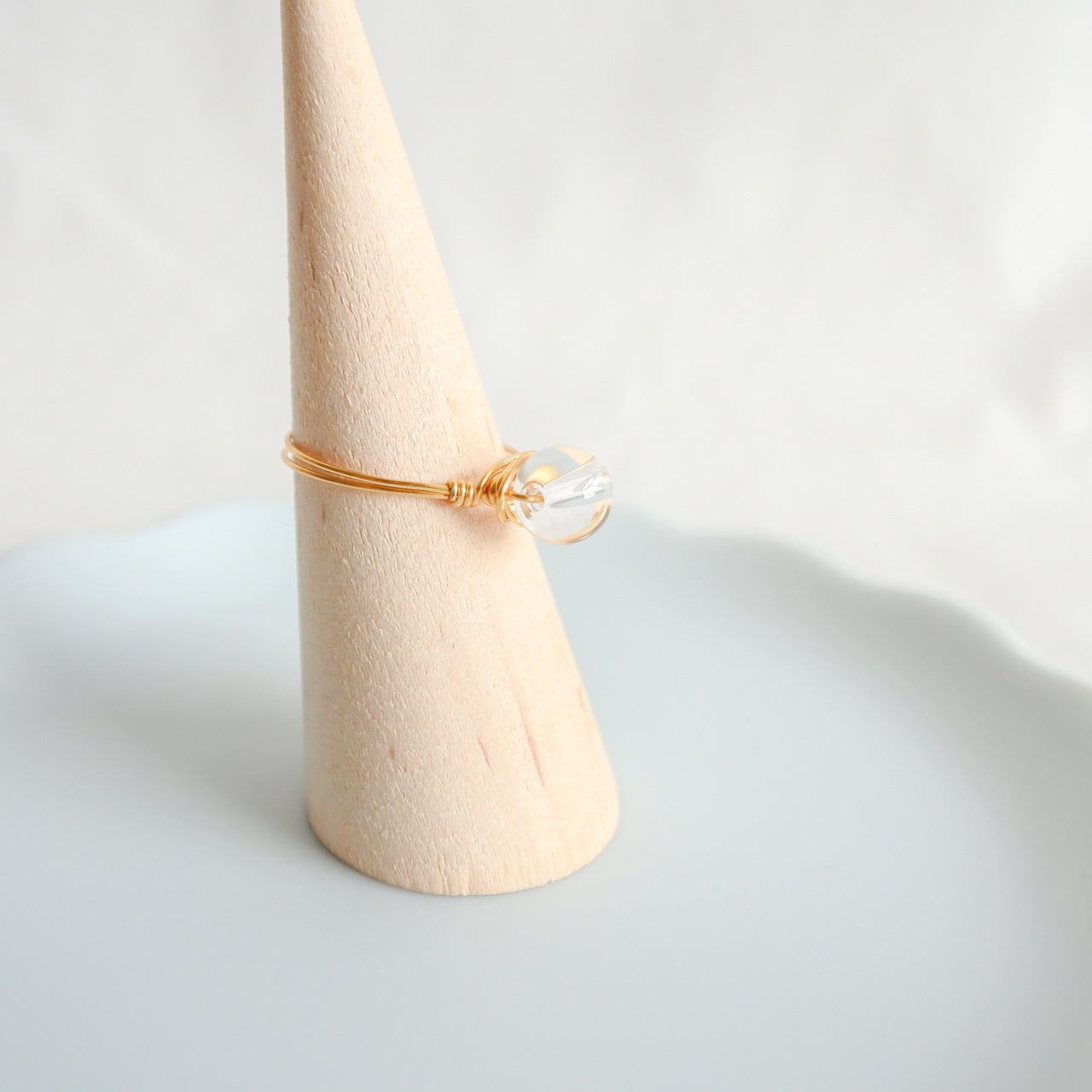 水晶　こつぶ　ゴールドの指輪