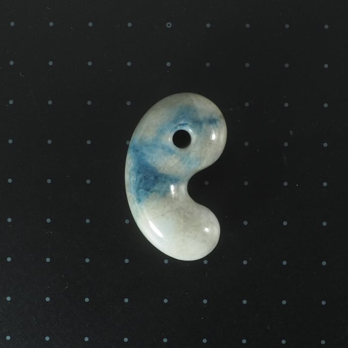 糸魚川翡翠 コン沢 青翡翠 大きめの勾玉 27.3g Itoigawa Blue Jadeite