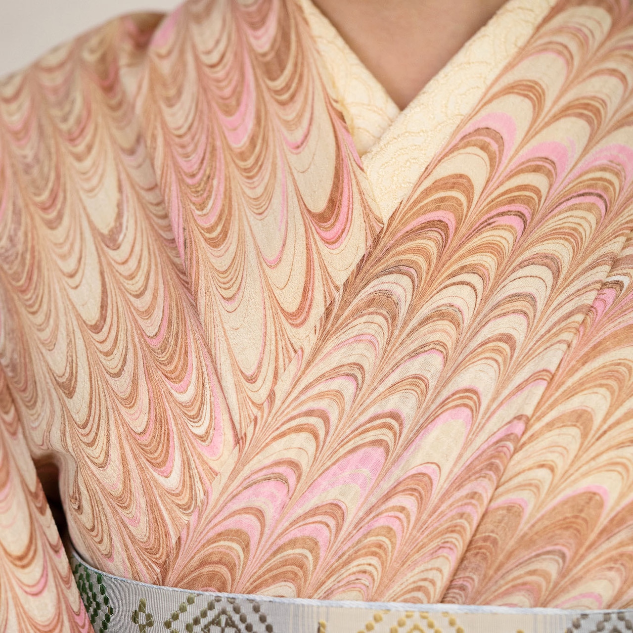 「木苺のタルト」斜めピーコック柄 ❤︎飛び柄 洗えるきもの(シルジェリー格子柄)〜