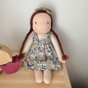 Little Kin Studio/送料無料 Medium Doll (Blue flower pinafore dress)