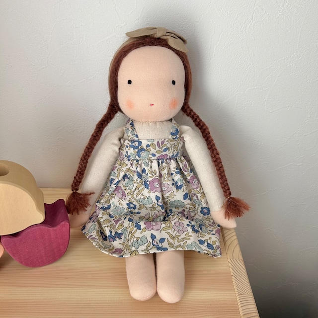 Little Kin Studio/送料無料 Medium Doll (Blue flower pinafore dress)