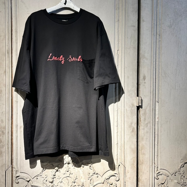 TAKAHIROMIYASHITA The SoloIst.【タカヒロミヤシタ ザ ソロイスト】lonely souls. (oversized s/s pocket tee).(sc.0022SS24  / BLACK SIZE46 )