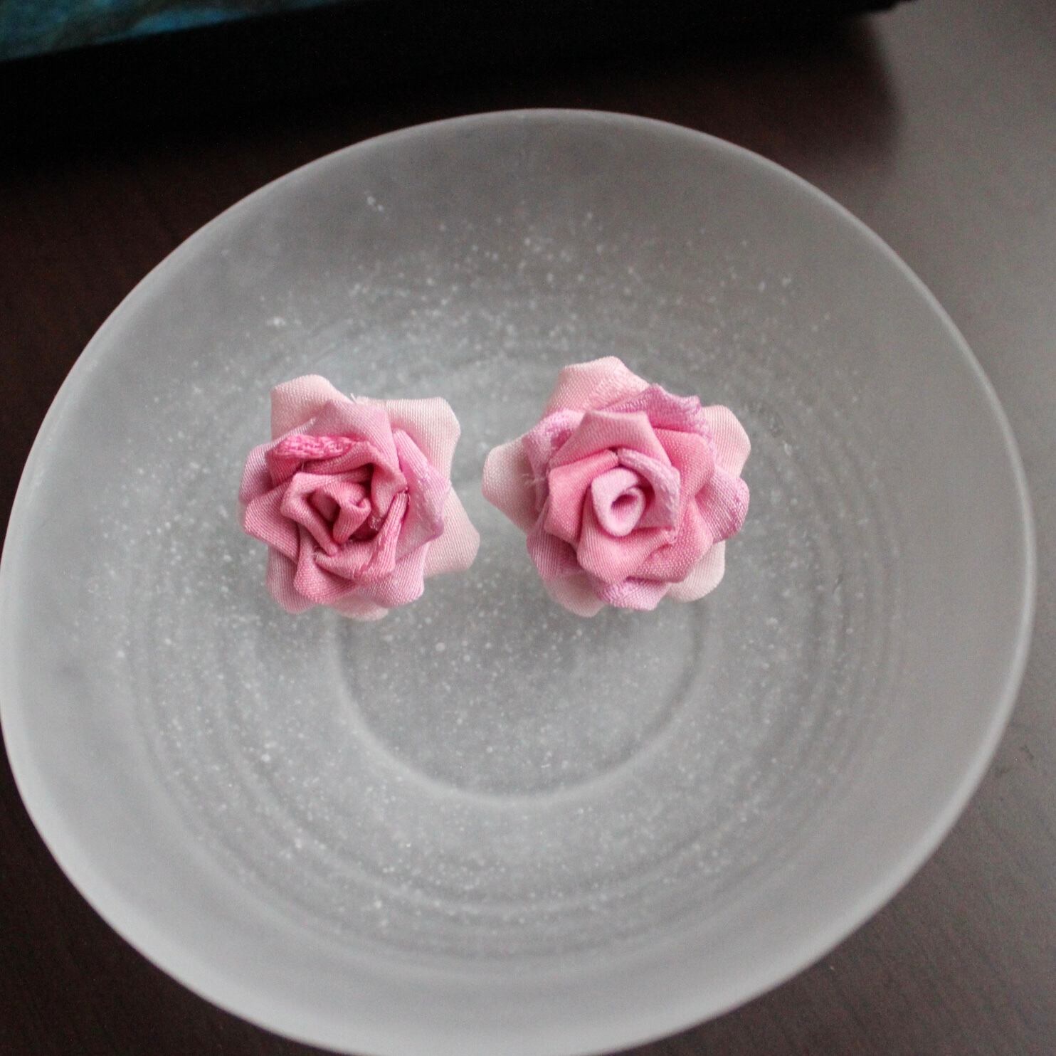 薔薇のピアス｜イヤリング｜正絹つまみ細工 | 紺碧堂