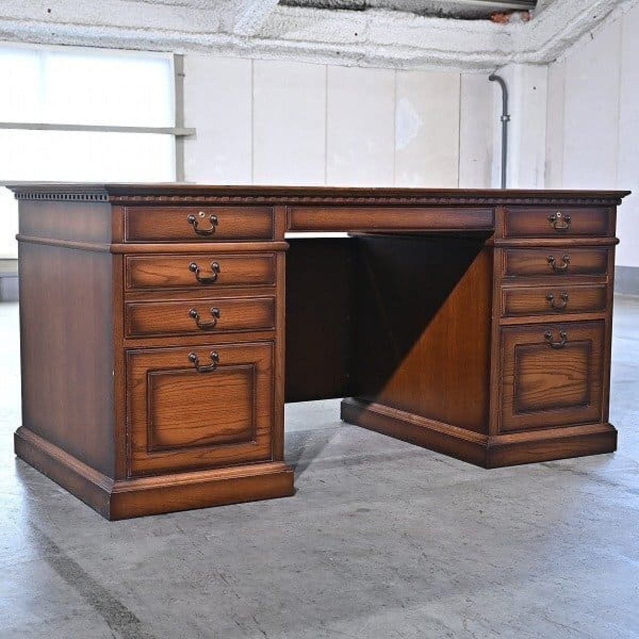 旭川家具 45万「ブルックス/Brooks」両袖机 デスク オーク無垢材 タモ 加藤木工 KATOH 社長 アンティーク調 コンセント 書斎 仕事 書き物 【中古家具/中古インテリア/USED家具ユーズド家具/リサイクル】