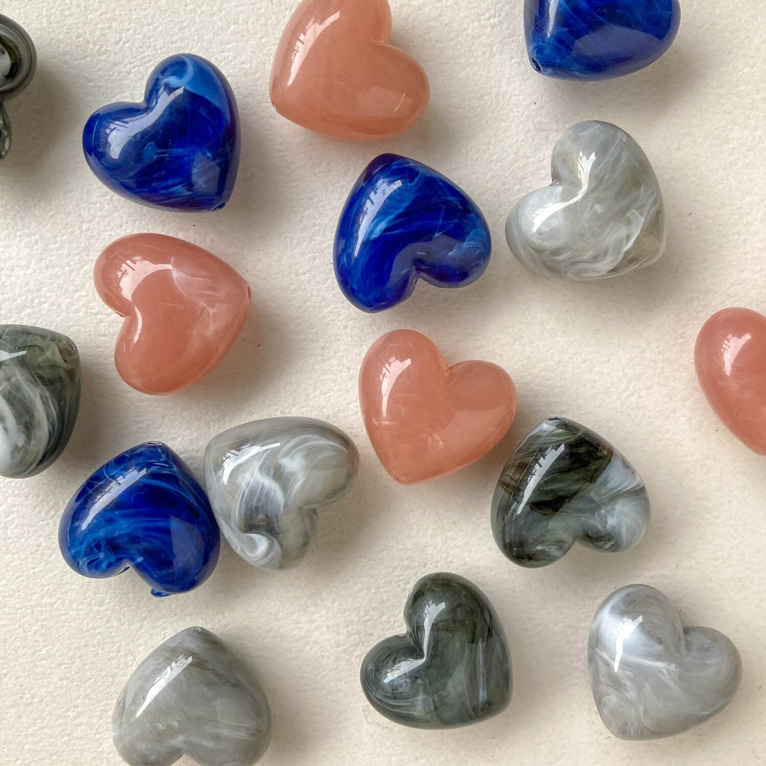 新色追加・再入荷〉マーブル模様のぷっくりハートビーズ | Dua