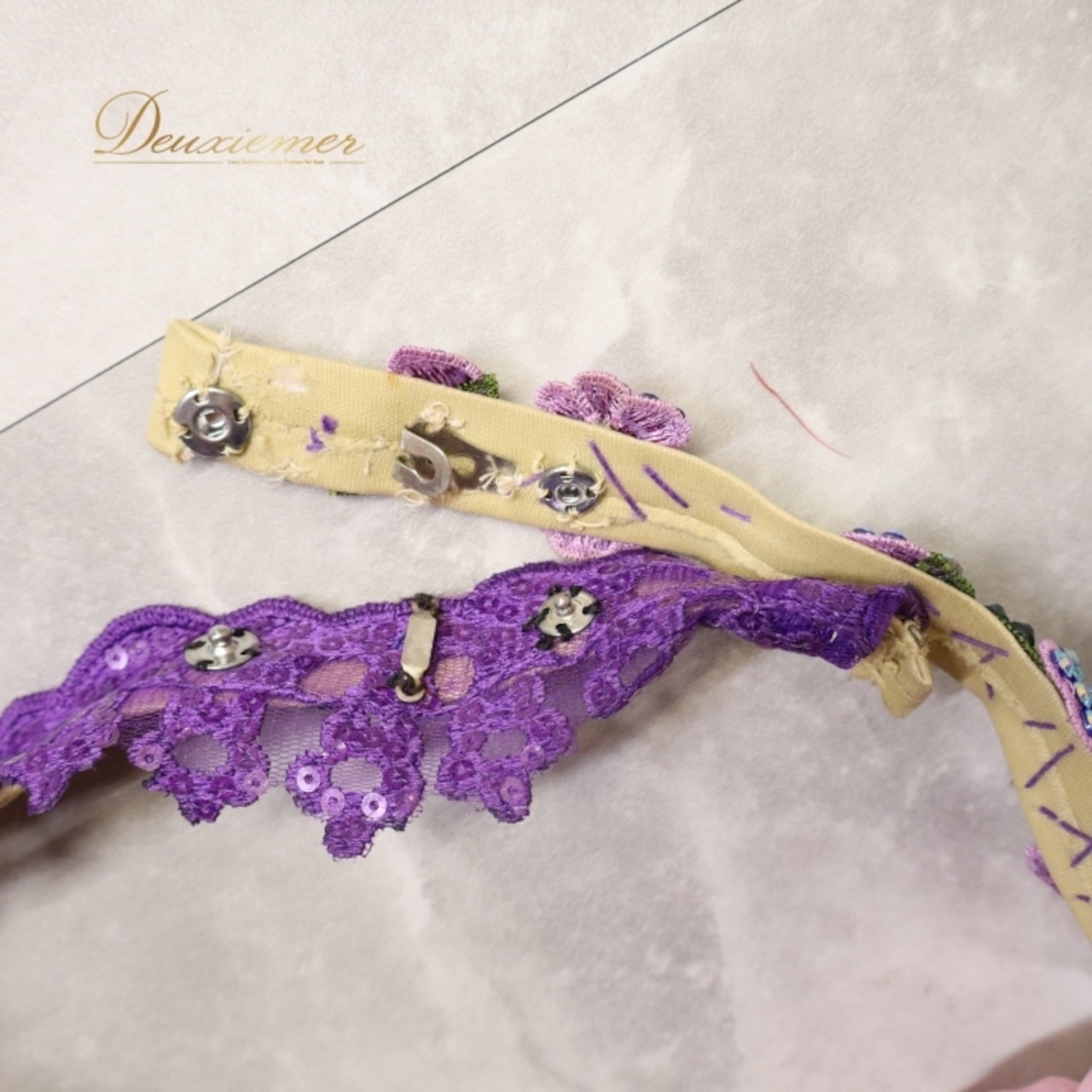 ベリーダンス オリエンタル 衣装 上下セット ピンク系 クイーン Queen トップス スカート 紫 緑 花 ラインストーン ビーズ 豪華 装飾 華やか かわいい エジプト製 イベント ステージ スリット ダンス衣装 パープル系 グリーン系