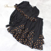 社交ダンス 衣装 スタンダード 上下セット ツーピース レッスンウェア パーティ衣装 Fashionα ファッション アルファ ブラック系 黒 オレンジ系 レトロ ドット柄 セットアップ トップス スカート フェミニン カジュアル おしゃれ 旅行用 ダンスウェア 機能性 ストレッチ モダン 社交 パーティーコスチューム デザイン 複数サイズ対応 柔らかい 使いやすい スタイリッシュ 目を引く キュート 軽やか