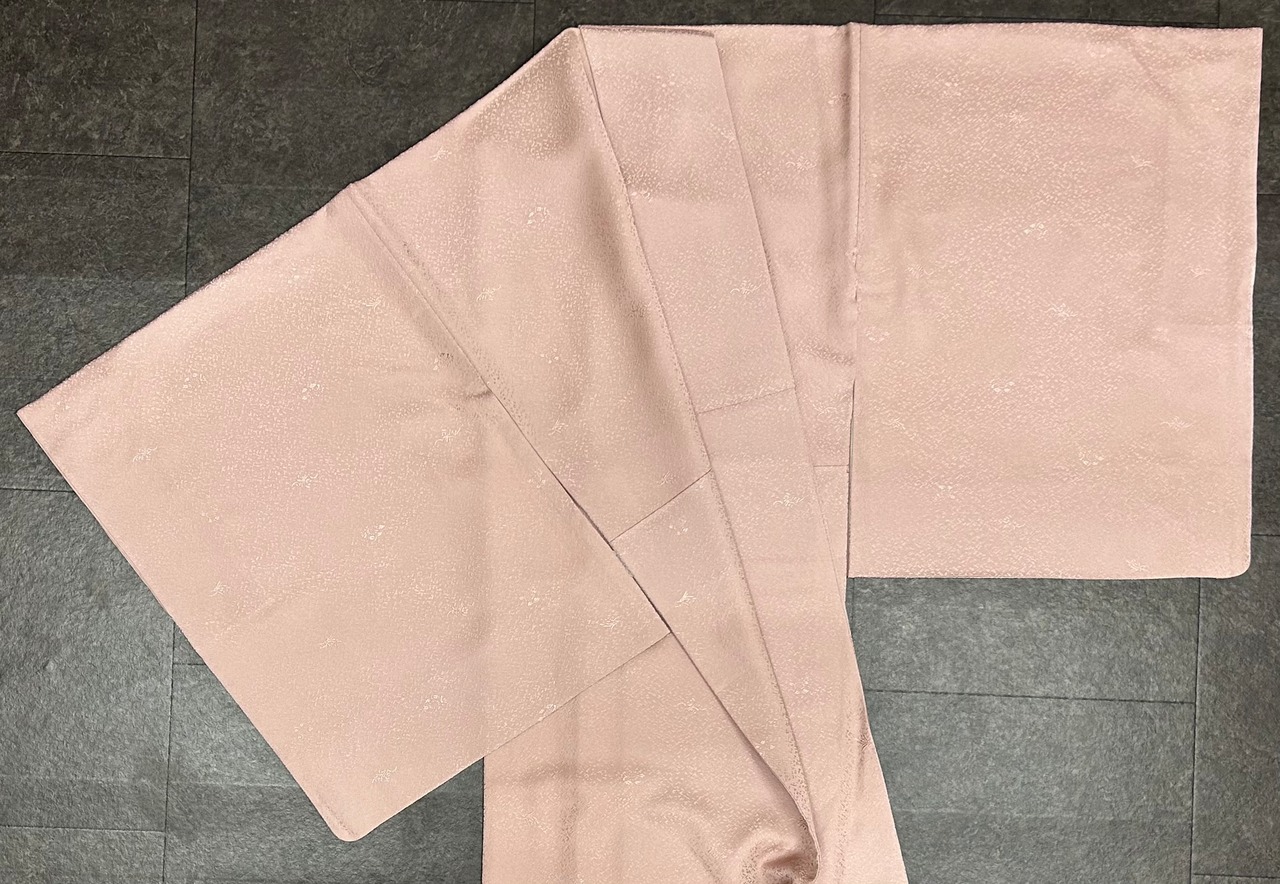 色無地 薄柿色 控えめな細かい草花の地紋 縫い紋の一つ紋付(揚羽蝶) 裄  