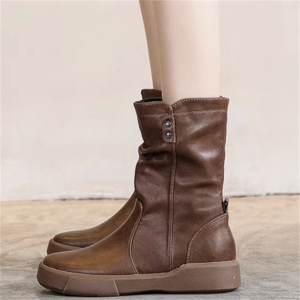 【送料無料】 ブーツ 2色 ショート ローヒール 丸トゥ フェイクレザー 革 可愛い 大人可愛い きれいめ シンプル カジュアル シック コンサバ おしゃれ ラフ 無地 冬 10代 20代 30代 40代 レディース 女性用 通学 通勤 デート お出かけ 女子会 お呼ばれ 休日 お茶会 授業参観 二次会 デイリーユース 普段使い オルチャン 韓国系 ファッション コーデ スタイル 定番 プチプラ   スタッズ ファスナー 35 36 37 38 39 40 41 42 ブラック ブラウン 黒