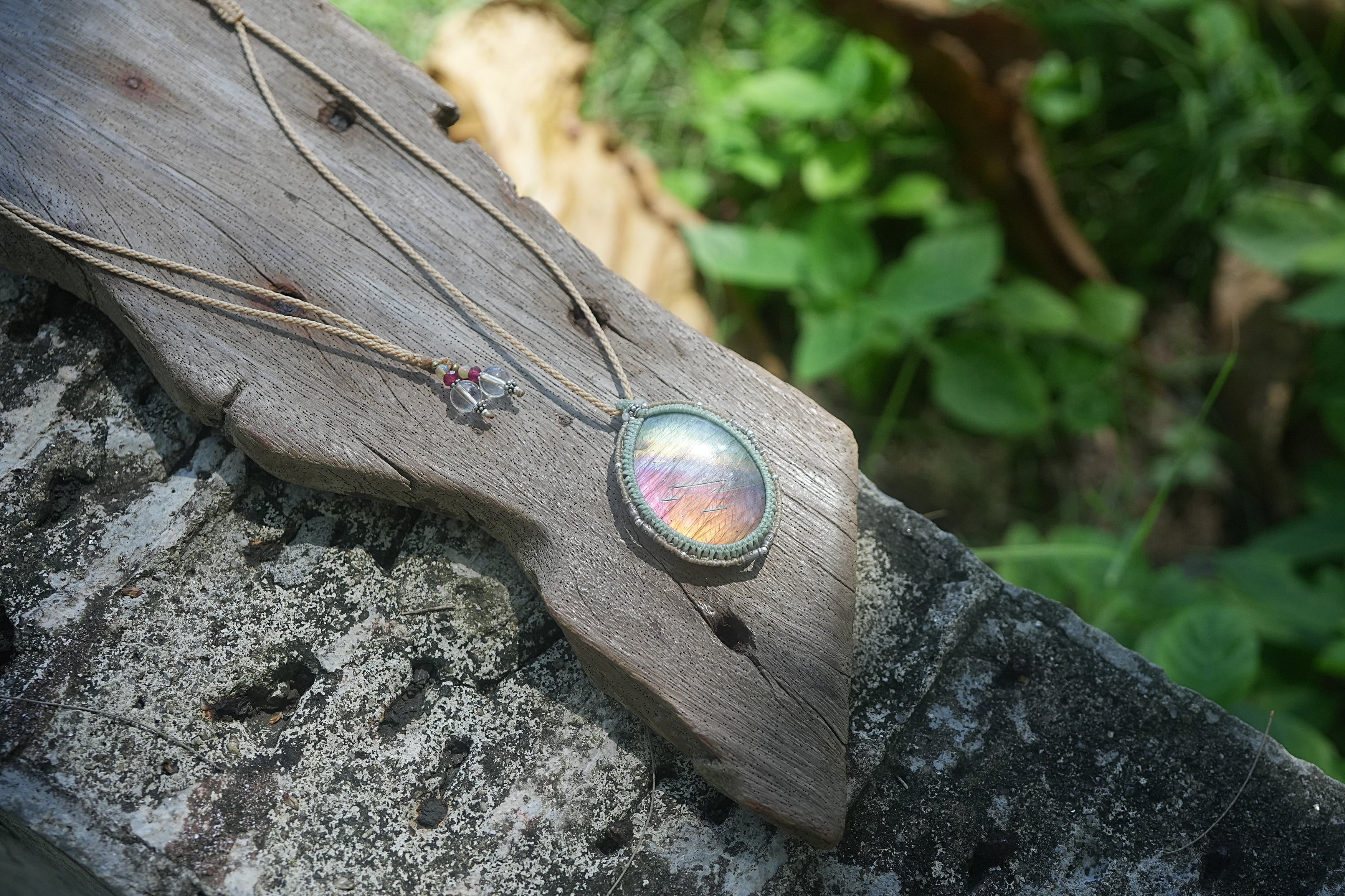 虹の囁き☆マルチカラーラブラドライト マクラメネックレス 1778