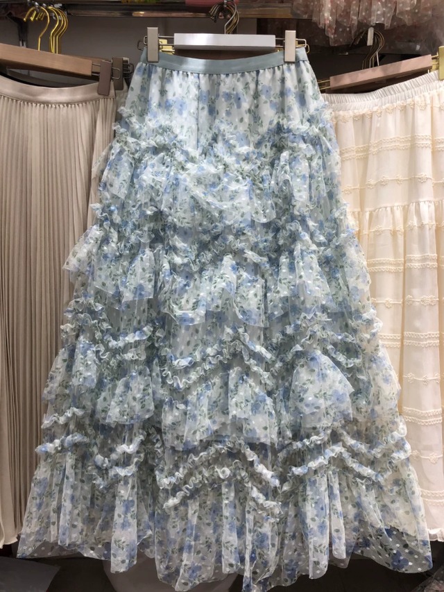 水色 ベース ブルー 小花柄 総柄 チュール ティアード フリル ロングスカート お呼ばれ パーティー リゾート映え 水色 花柄 チュール ティアードマキシスカート