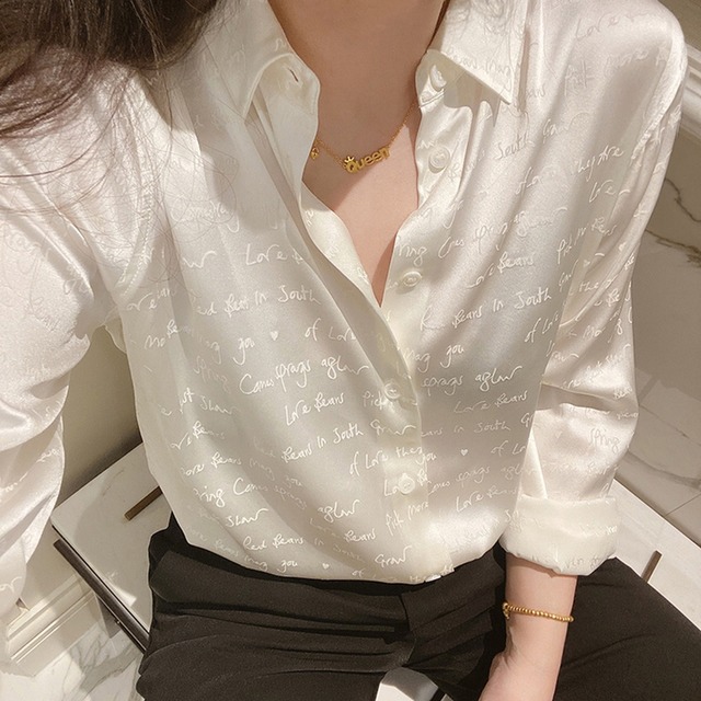 シャツ トップス ワントーンロゴシャツ レディース ブラウス ロゴ 襟付き 長袖 ワントーン 白 ホワイト ハリ感 オシャレ シンプル きちんと感 可愛い キレイめ 上品 フェミニン モード シック 知的 ハンサム マニッシュ カジュアル 春 夏 秋 冬 おでかけ シーズンレス デイリー 仕事 オンオフ兼用 オケージョン 公園コーデ アウトドア 普段着 定番 ベーシック 王道 万能 機能性 ミニマム スマート コンパクト 細見え スタイルアップ ゆったり 体型カバー インスタ映え エレガント オフィス