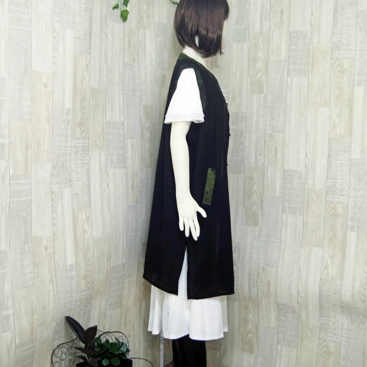 着物リメイクロングベスト （22-6-15） 上質な紬 舞葉文 逸品 ＋正絹絽 