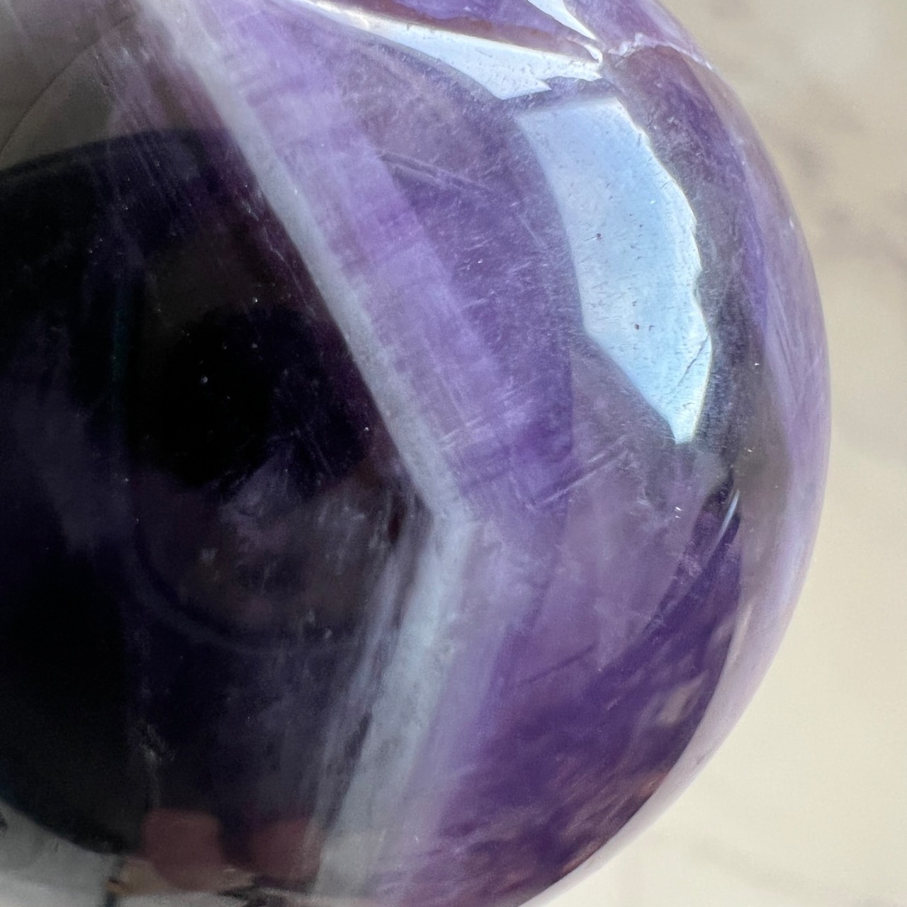 特徴のある模様をもつドリームアメジスト＊シェブロンアメジストスフィア1＊紫水晶＊天然石丸玉＊天然石インテリア＊置き物
