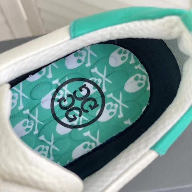 大人可愛いカラーシューズ