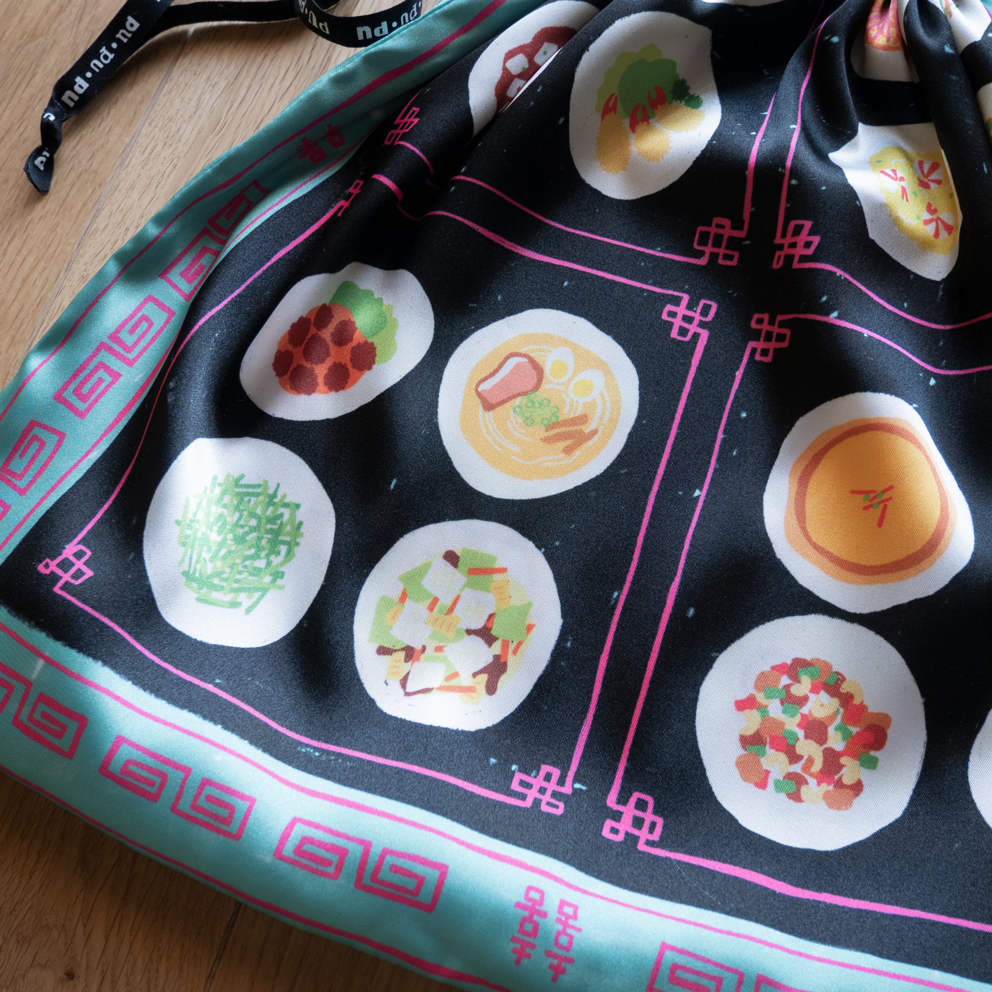 pupupu 2wayおいしい巾着バッグ純喫茶柄と中華柄のリバーシブル pupupu 2wayおいしい巾着バッグ純喫茶柄と中華柄のリバーシブル 【公式