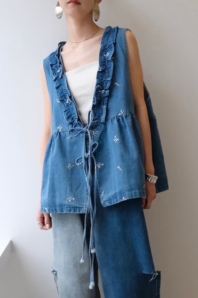 Ruffled Embroidery Denim Vest フリルエンブロイダリーデニムベスト