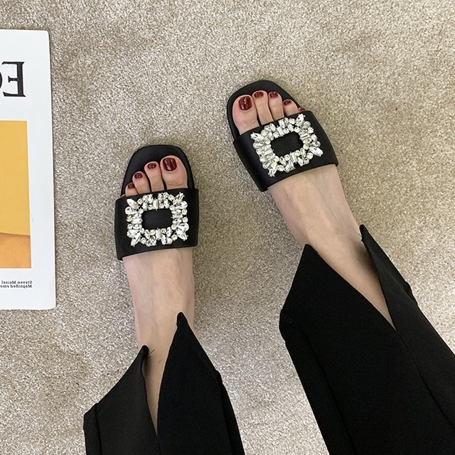 サンダル レディース ぺたんこサンダル 22.5cm 23cm 23.5cm 24cm 24.5cm 25cm シューズ ブラック ホワイト レッド グリーン サテン ビジューラインストーン バックル スクエア  キラキラ かわいい きれいめ 大人可愛い ガーリー キュート 楽ちん お洒落 オシャレ おしゃれ カジュアル 女っぽ 10代 20代 30代 リゾート 海 学生 OL カフェ ランチ ファッション コーデ インスタ 韓国 韓国系 普段使い お買い物