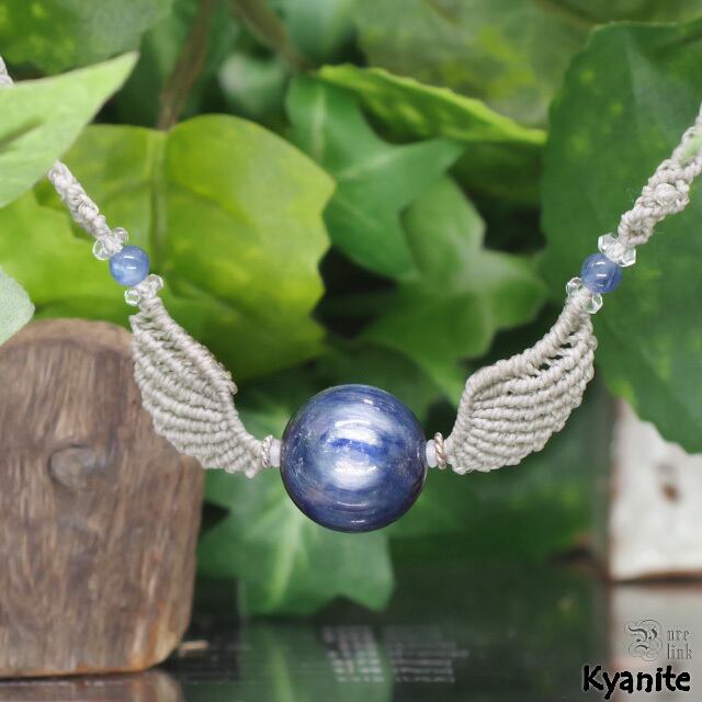 ルチルクォーツとブラスチャームの天然石マクラメ編みネックレス