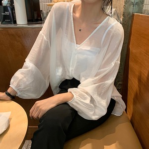 トップス シャツ ブラウス 白トップス 袖あり 長袖 ボリューム袖 萌袖 Vネック 襟なし ストレート シフォン 透け感 シースルー 大人可愛い きれいめ シンプル カジュアル 大人 おしゃれ お洒落 大人女子 こなれ感 抜け感 無地 春 夏 秋 冬 オールシーズン 20代 30代 40代 50代 レディース ママ  ビジネス OL 通勤 学生 通学 公園デビュー 休日 着回し 普段使い 韓国 楽ちん M L 白 ホワイト 黒 ブラック 大人カラー モノトーン