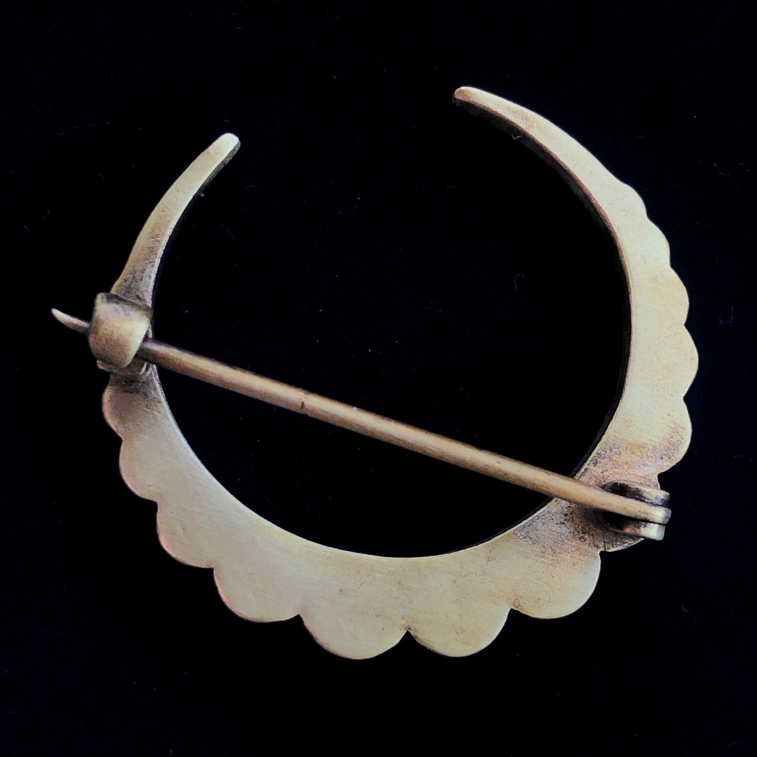 三日月のブローチ | メルキュール骨董店