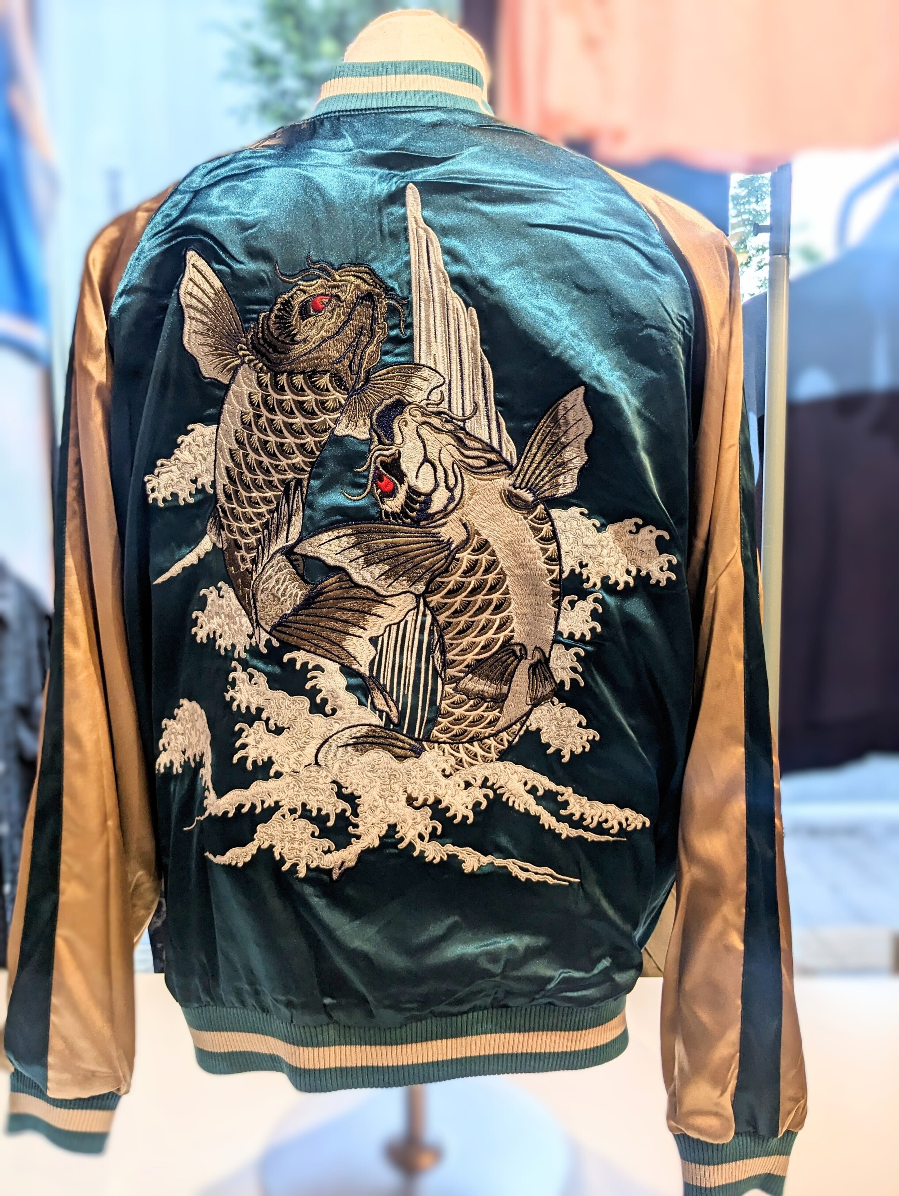 medaka15　兜鳥鯉家紋滝刺繍入りリバーシブルスカジャン 中古　XL 61ltxQ4pWBL._UY350_.jpg