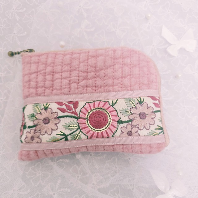 Ｌ字ファスナー財布　くすみピンクヌビ&インド刺繍リボン(サテンリボン　ピンクフラワー）