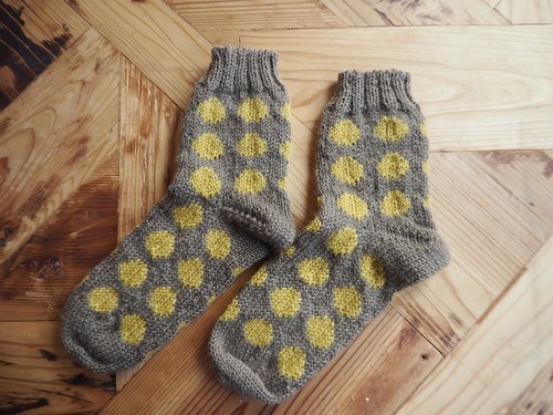 おばあちゃん編みの靴下・ドット