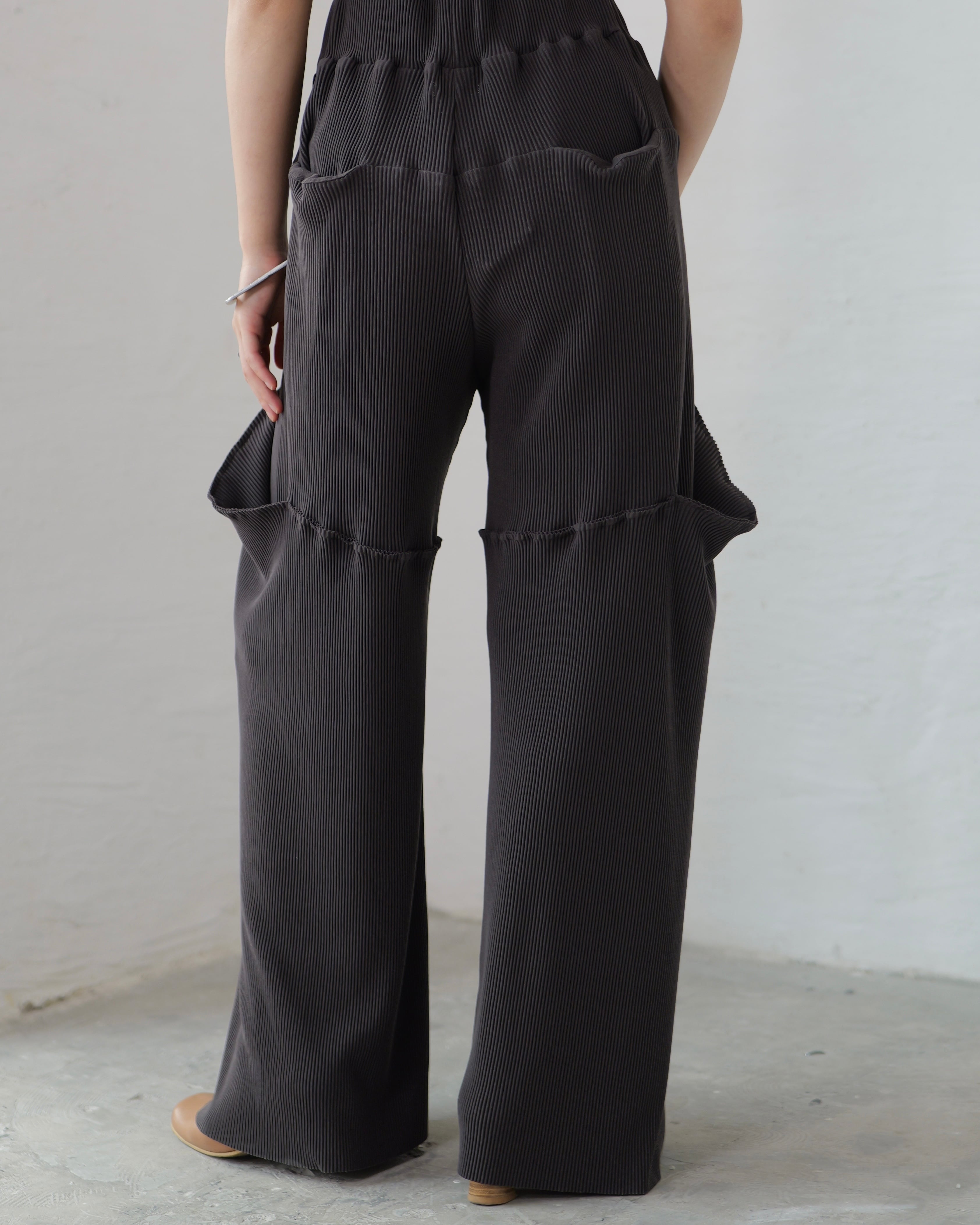 kotohayokozawa - CRISP CURVED POCKET PANTS ：Charcoal｜5mmプリーツ