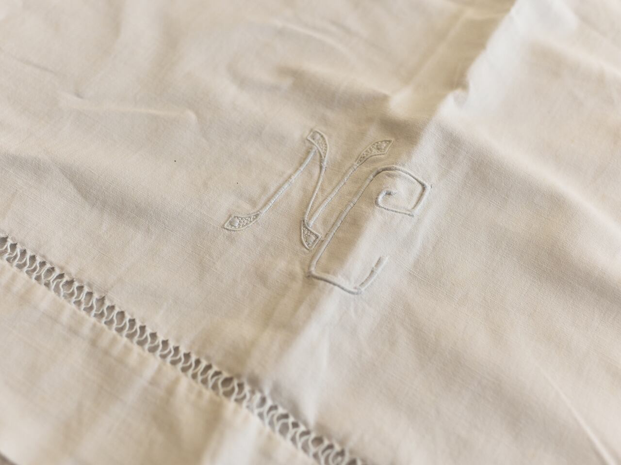 白地にイニシャルが入った裾模様が可愛いリネンシーツ *フレンチアンティーク